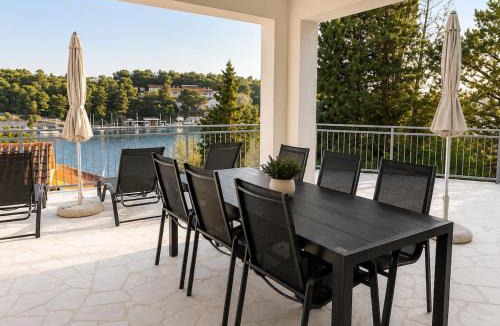 Milna (Brac) Apartment | Villa Birke with pool and sea view floor one