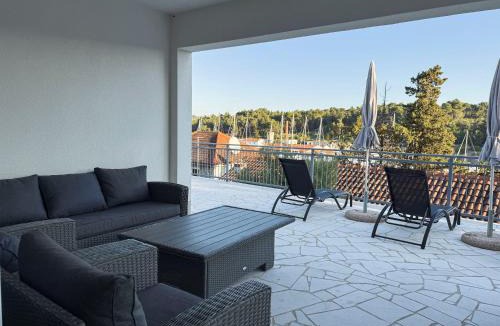 Milna (Brac) Apartment | Villa Birke with pool and sea view floor one