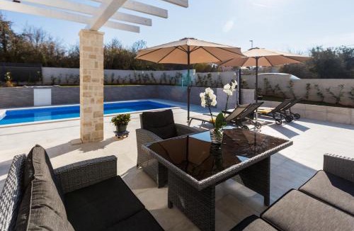Tar Villa | Villa Camelia