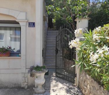 Okrug Gornji Apartment | Villa Caroline