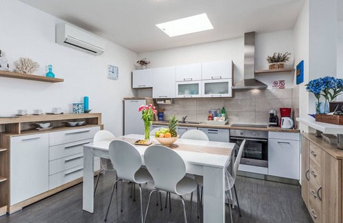 Đuba House | Villa direkt am Meer und Strand mit herrlichem Blick by Interhome