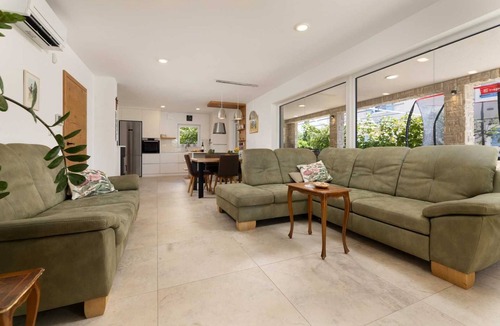 Milohnici Villa | Villa Divina – Coastal Villa with Heated Pool and EV Charging Station