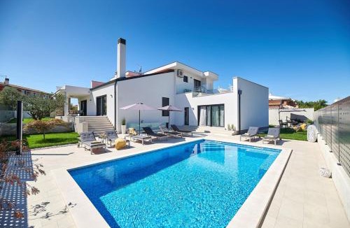 Kastel Villa | Villa Dolcea