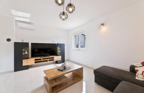 Cove Makarac (Milna) Apartment | VILLA DOŽDOR - 130 m2 luxury three-room apartments - excellent location near the beach and the town center - view of the sea and the bay - secured free parking