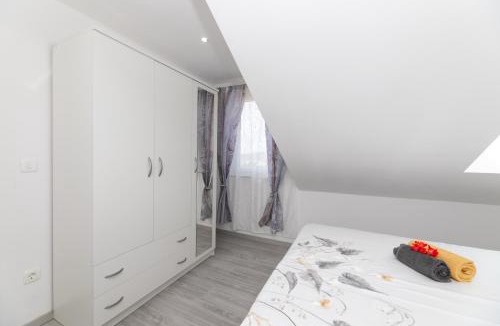 Cove Makarac (Milna) Apartment | VILLA DOŽDOR - 130 m2 luxury three-room apartments - excellent location near the beach and the town center - view of the sea and the bay - secured free parking