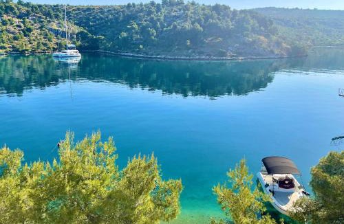 Bobovisca Apartment | Villa Dupin Oceanfront with boat dock