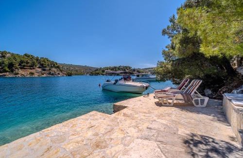 Bobovisca Apartment | Villa Dupin Oceanfront with boat dock
