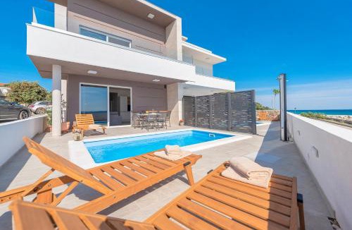 Kolan Apartment | Villa Eni Beachfront apartment with pool