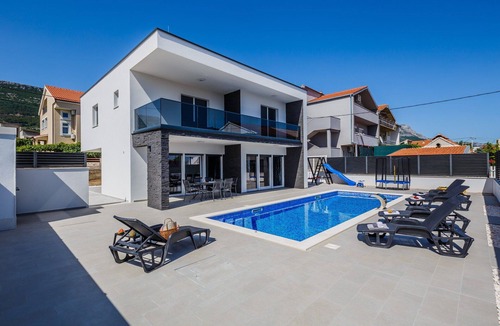 Kastel Stari Villa | Villa Escape with Pool