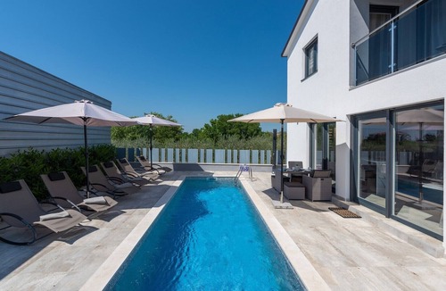 Zbandaj Villa | Villa Galeria in Zbandaj
