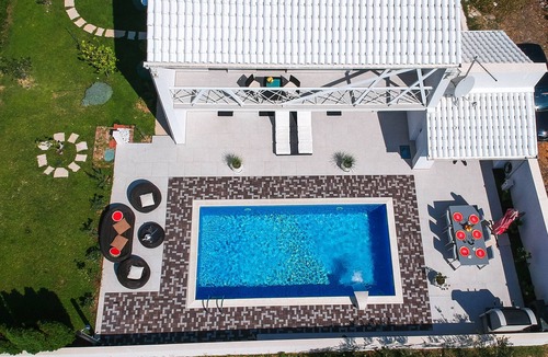 Zrnovnica Villa | Villa Irresistible