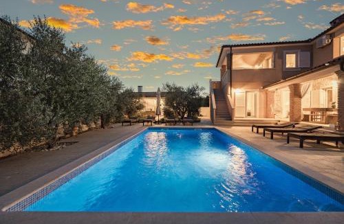 Peruski Villa | Villa Javor near Pula only 1 km from the beach with sea view and heated pool