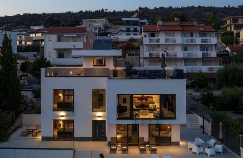 Businci House | Villa Julian mit beheiztem Pool by Interhome