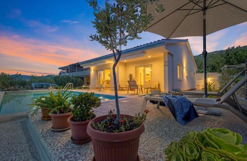 Kastel Kambelovac Villa | Villa Karavella - with heated pool