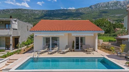 Kastel Kambelovac Villa | Villa Karavella - with heated pool
