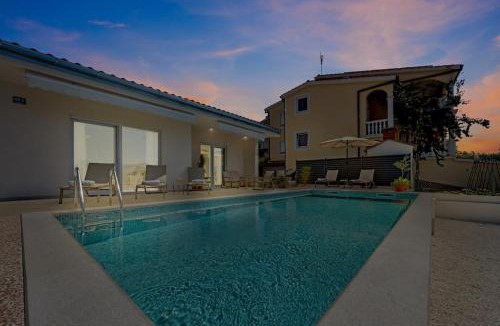 Kastel Kambelovac Villa | Villa Karavella - with heated pool
