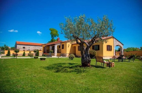 Galizana Villa | Villa Karin - Villa with private pool and spacious garden in Galižana, Istra