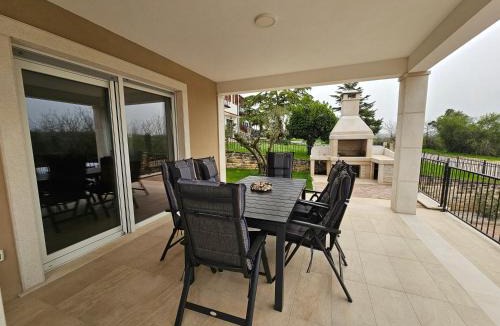 Crveni Vrh Villa | Villa Kortus - private pool&700mbeach