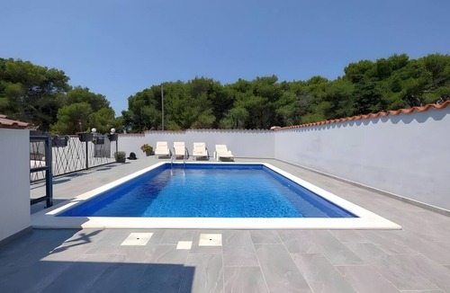 Medulin Villa | Villa 'Kuća Za Odmor Marinella' with Sea View, Wi-Fi and Air Conditioning
