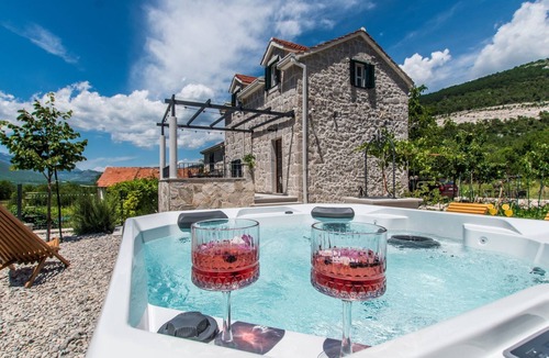 South Croatia Coast House | Villa Le Adria - Privater HotTub- Kostenloses Parken am Strand by Interhome