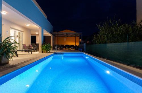 Omis Villa | Villa Leonore in Omis with 4 en-suite bedrooms, Heated Pool, Fitness, PS5, completely fenced yard, sandy beach just 3 min walk