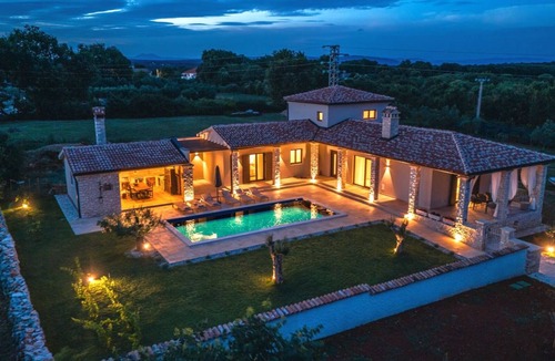Sisan Villa | Villa Lere by Villas Guide