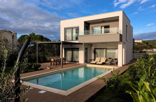 Turanj Villa | Villa Lu-Ma Beachfront with Heated Pool