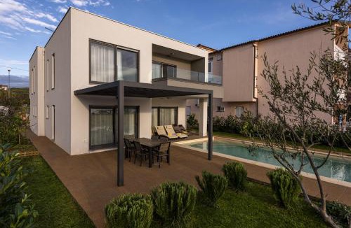 Turanj Villa | Villa Lu-Ma Beachfront with Heated Pool