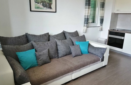 Cesarica Apartment | Villa Luce, apartment Maslina 70 m from the sea, with sea view at Karlobag.