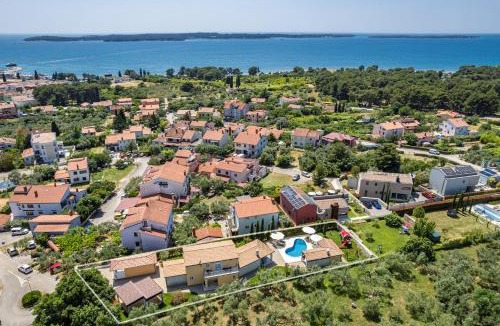 Fazana Villa | Villa Luka in Fažana with pool & playground only 600 meter from the beach