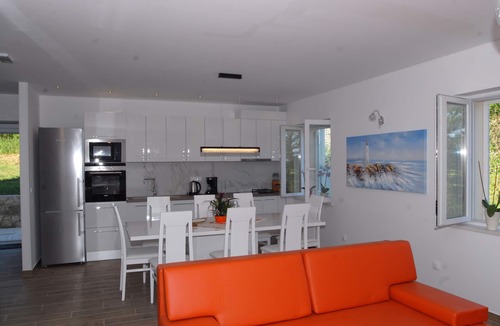 Petraca House | Villa Mambo - Three Bedroom Holiday Home with Terrace and Sea View