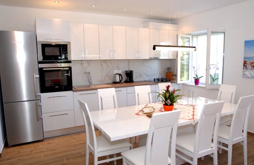Petraca House | Villa Mambo - Three Bedroom Holiday Home with Terrace and Sea View