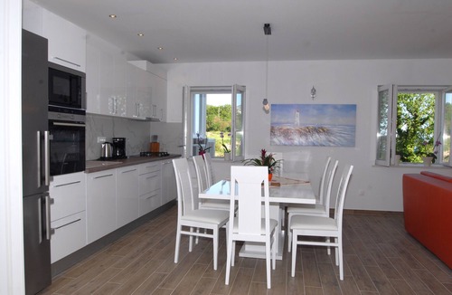 Petraca House | Villa Mambo - Three Bedroom Holiday Home with Terrace and Sea View