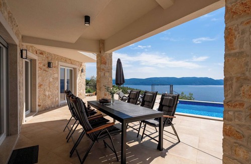 Ripenda Kosi Villa | Villa Mare Visum with heated pool