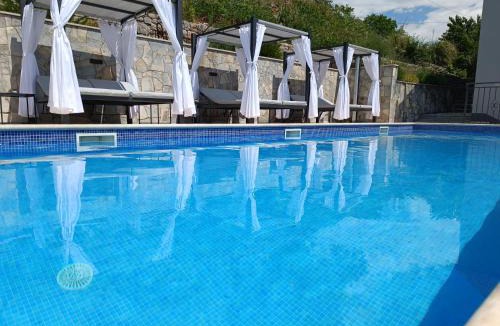 Trilj Villa | Villa Marija with heated pool