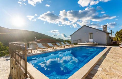 Trilj Villa | Villa Marija with heated pool