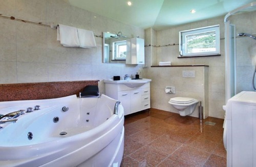 Krvavica Apartment | Villa Matija **** SWIMMING POOL HEATED, NEAR THE BEACH, WiFi, PARKING