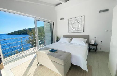 Trstenik Villa | Villa Moro: Beachfront Privacy