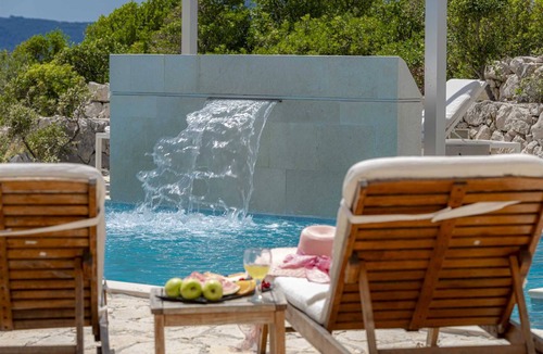 Podimoc Villa | Villa Oasis, 5 bedrooms, heated Pool, Jacuzzi, BeachFront