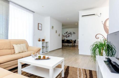 Popovici Villa | Villa Oasis Cypress - Three Bedroom Villa with Terrace and Swimming Pool