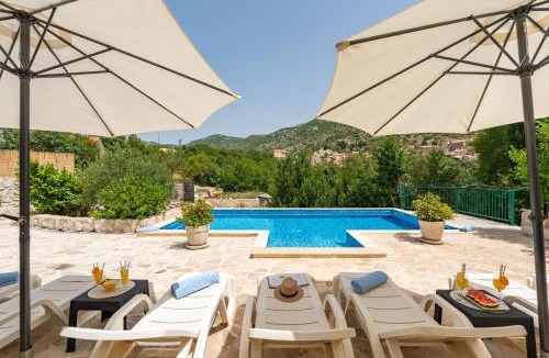 Gromaca Villa | Villa Petmat - Elegant Country Villa with Private Pool & 6 Bedrooms