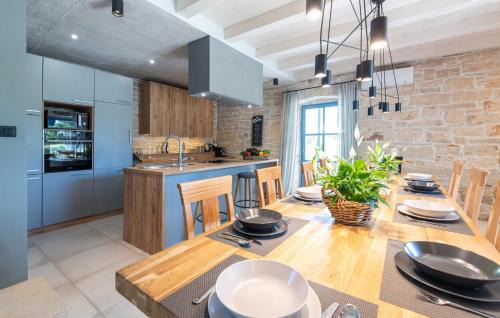 Brecevici Villa | Villa Pi with Heated Pool