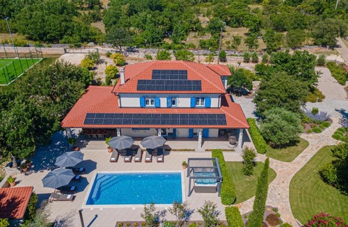 Drnis Villa | Villa Romansa Miljevci with private tennis court, heated pool, Jacuzzi and sauna