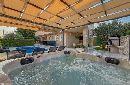 Kastel Stafilic Villa | Villa Rozzaria - 5 min from the beach/w hottub and heated pool