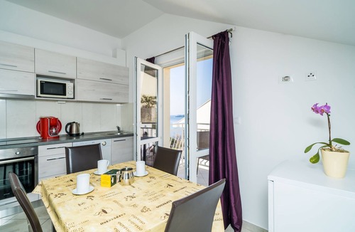 Plat Apartment | Villa Samba - Standard One-Bedroom Apartment with Balcony and Sea View