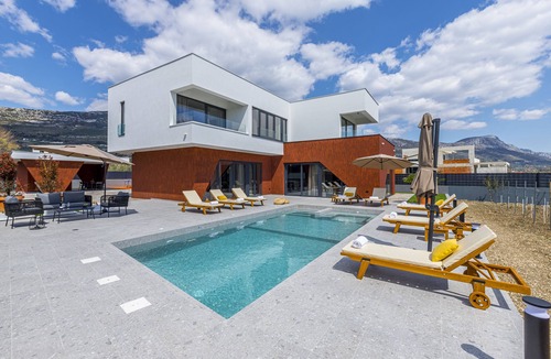 Kastel Stari Villa | Villa SEVEN HEARTS with heated pool and private basketball court near Split