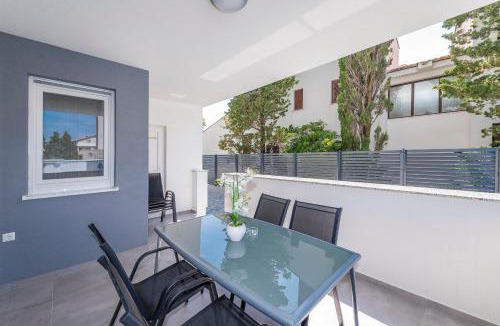 Zrce Apartment | Villa Star 2 a centrally located ap. with a pool