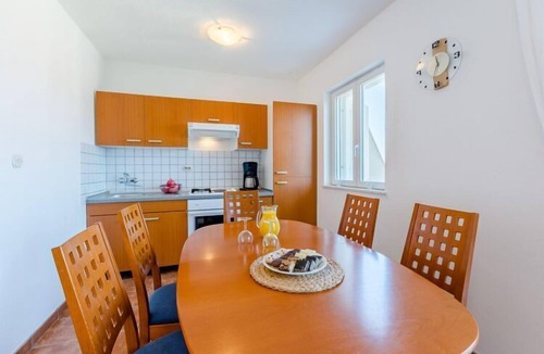 Splitska Apartment | Villa Stella - Two Bedroom Apartment with Balcony and Sea View (Carla)