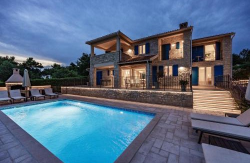 Strpacici Villa | Villa Sterpazzi for 8 people near Poreč with 38 m2 heated pool, sea view & wellness