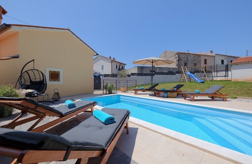 Marcana Villa | Villa Tonin for 6 people near Pula with jacuzzi & children playground